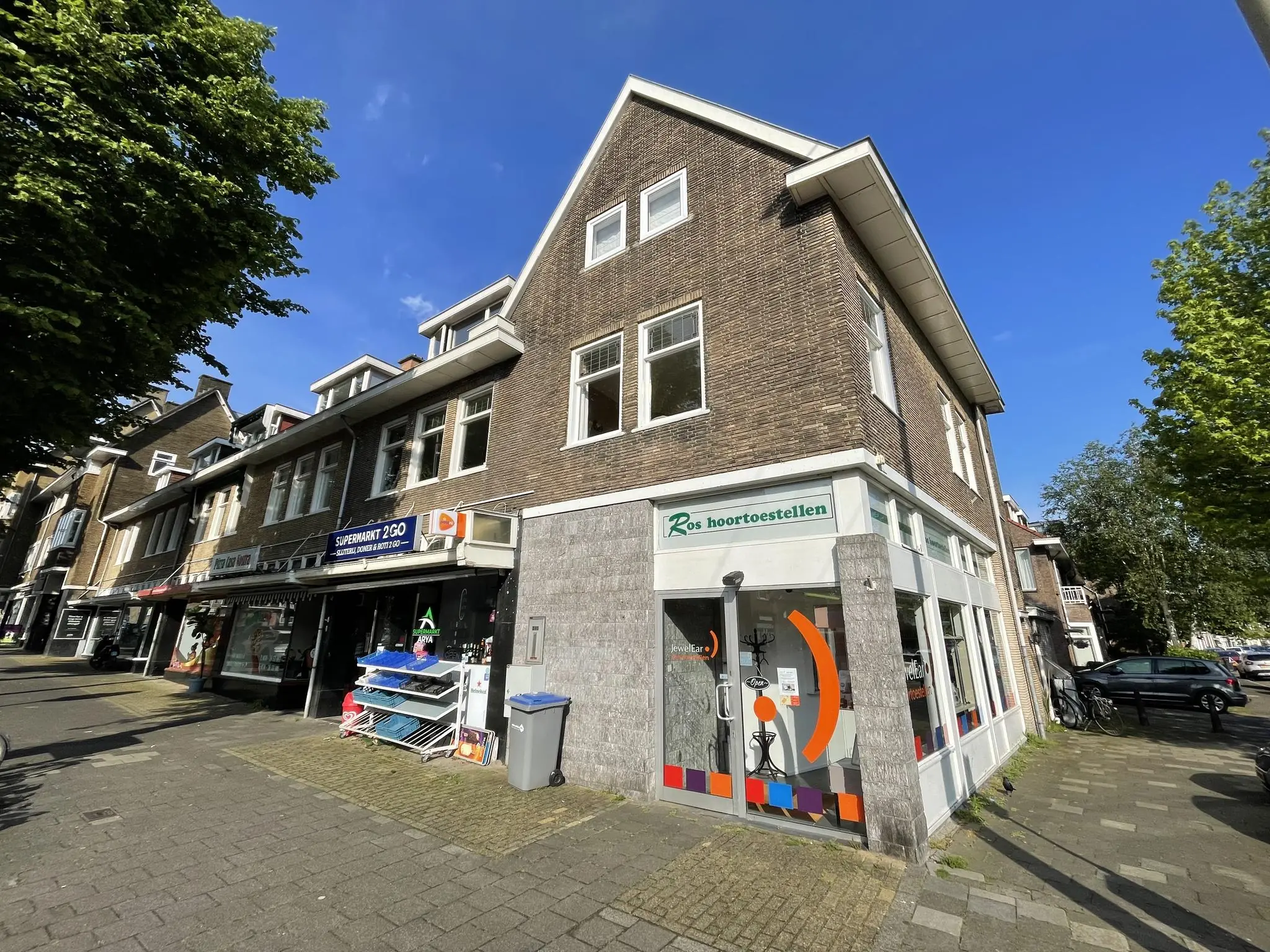 Winkelpand op de Prinses Mariannelaan met onder andere Ros Hoortoestellen en Supermarkt 290 op de begane grond.